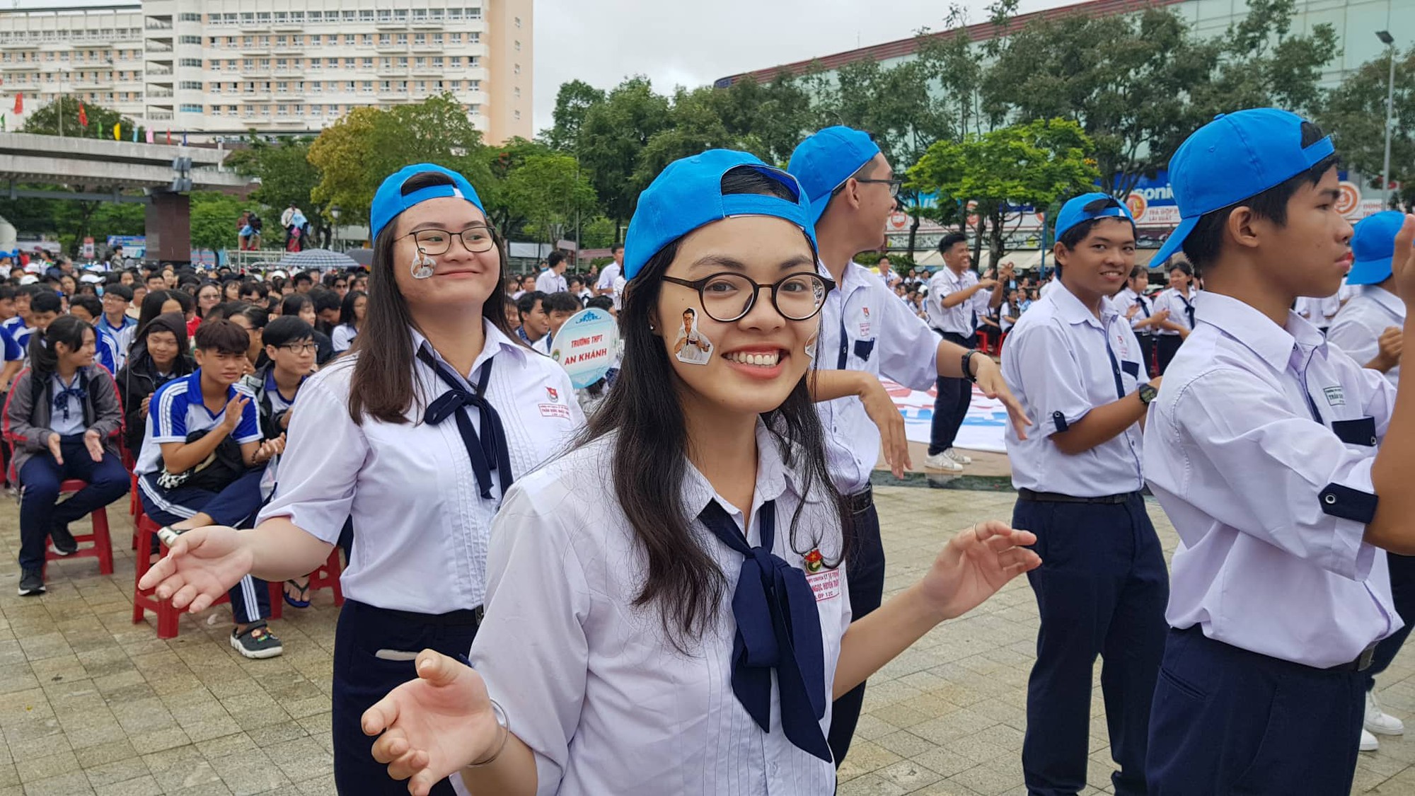 Giới trẻ Cần Thơ đội mưa cổ vũ Nguyễn B&aacute; Vinh thi chung kết Đường l&ecirc;n đỉnh Olympia - Ảnh 5.