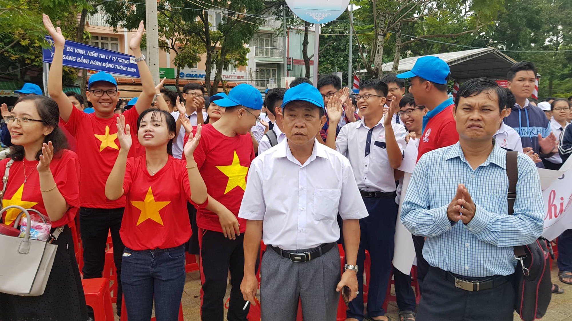 Giới trẻ Cần Thơ đội mưa cổ vũ Nguyễn B&aacute; Vinh thi chung kết Đường l&ecirc;n đỉnh Olympia - Ảnh 6.