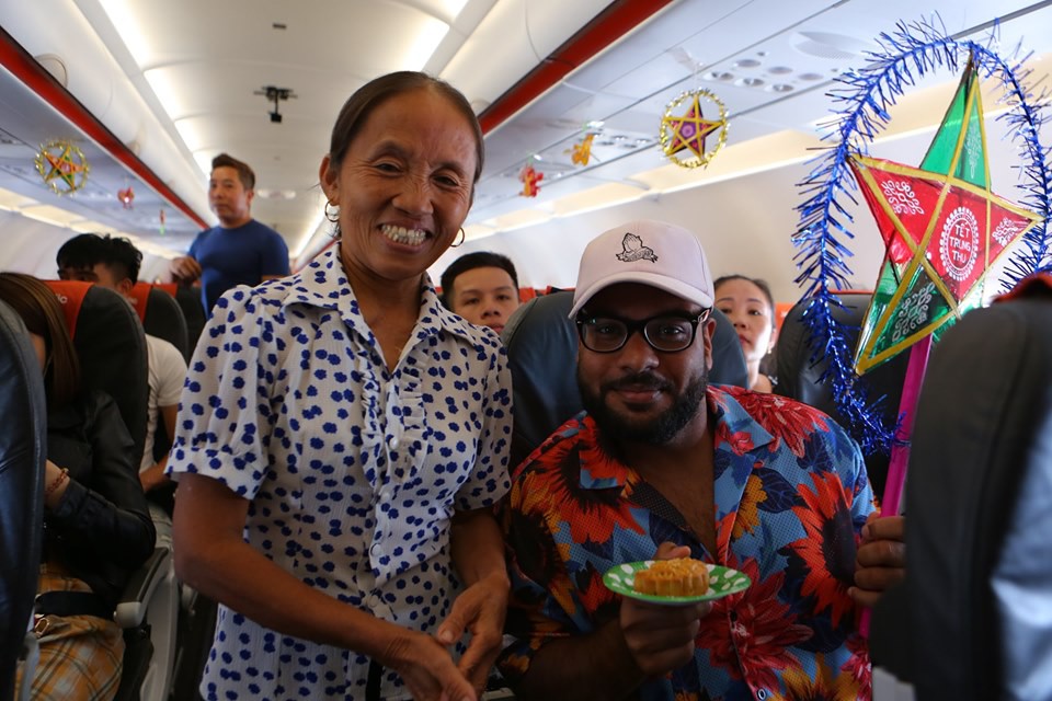 Jetstar Pacific n&oacute;i g&igrave; về chiếc b&aacute;nh Trung thu si&ecirc;u to b&agrave; T&acirc;n Vlog mang l&ecirc;n m&aacute;y bay? - Ảnh 3.