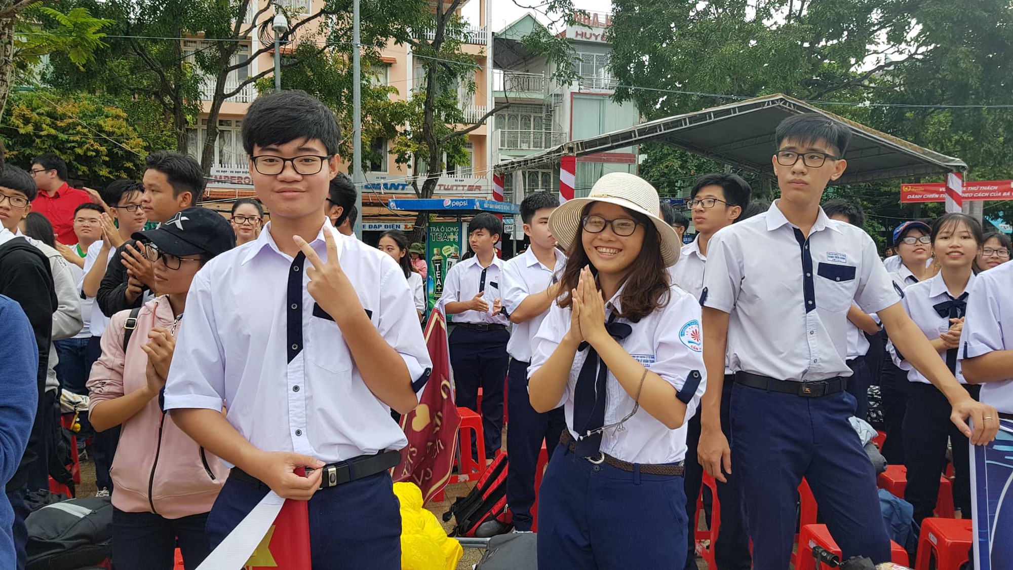 Giới trẻ Cần Thơ đội mưa cổ vũ Nguyễn B&aacute; Vinh thi chung kết Đường l&ecirc;n đỉnh Olympia - Ảnh 7.