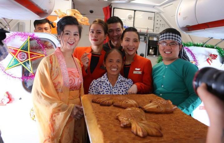 Jetstar Pacific nói gì về chiếc bánh Trung thu "siêu to" bà Tân Vlog mang lên máy bay?
