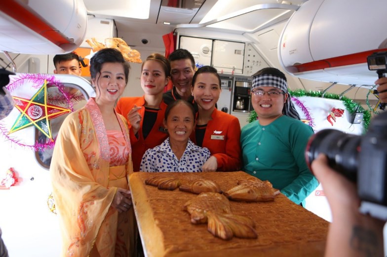 Jetstar Pacific n&oacute;i g&igrave; về chiếc b&aacute;nh Trung thu si&ecirc;u to b&agrave; T&acirc;n Vlog mang l&ecirc;n m&aacute;y bay? - Ảnh 1.