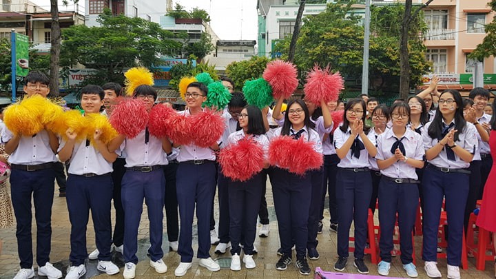Giới trẻ Cần Thơ đội mưa cổ vũ Nguyễn B&aacute; Vinh thi chung kết Đường l&ecirc;n đỉnh Olympia - Ảnh 11.