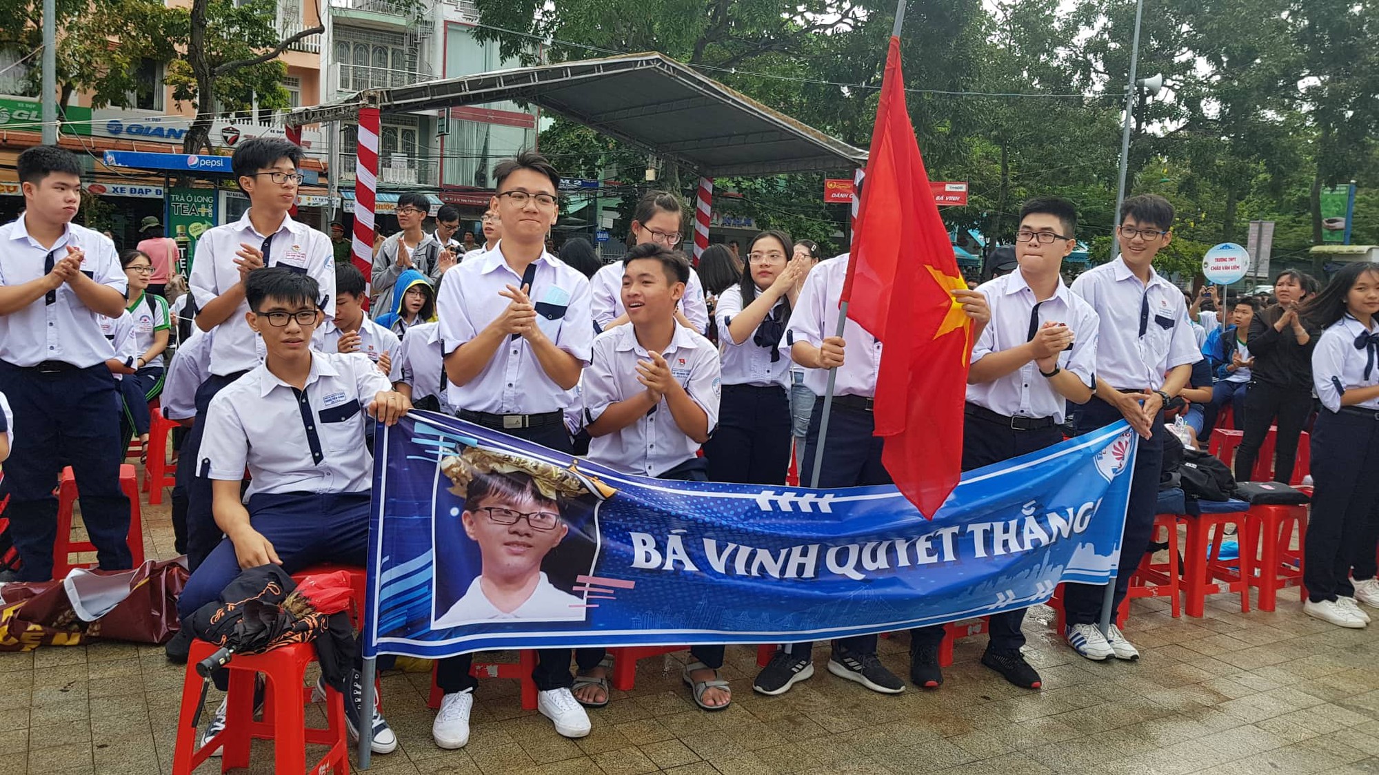 Giới trẻ Cần Thơ đội mưa cổ vũ Nguyễn B&aacute; Vinh thi chung kết Đường l&ecirc;n đỉnh Olympia - Ảnh 15.