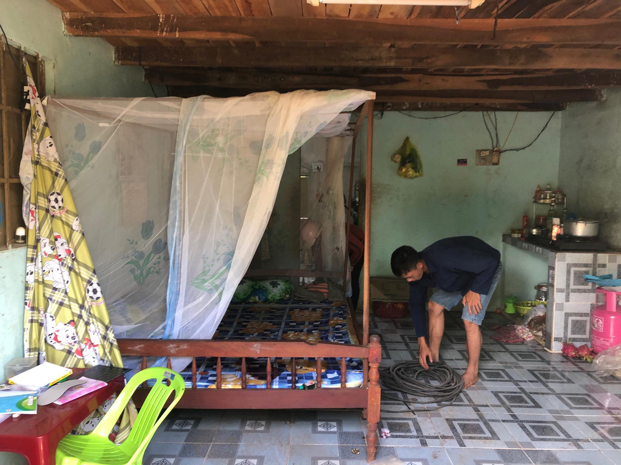 Sau khi nhắn tin từ biệt, chồng chết với tư thế treo cổ, vợ tử vong trên giường