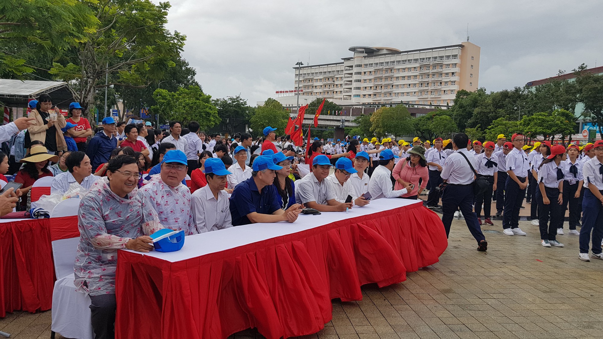 Giới trẻ Cần Thơ đội mưa cổ vũ Nguyễn B&aacute; Vinh thi chung kết Đường l&ecirc;n đỉnh Olympia - Ảnh 9.