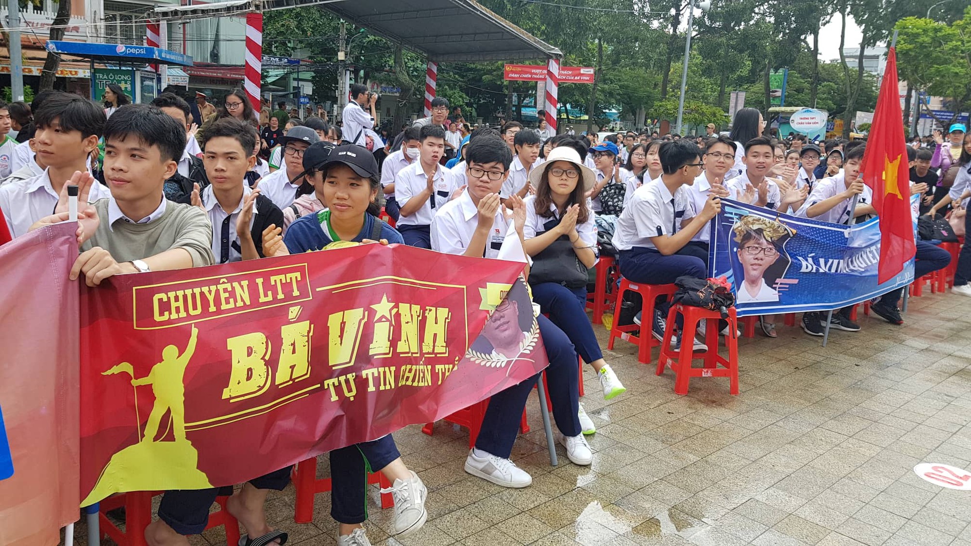 Giới trẻ Cần Thơ đội mưa cổ vũ Nguyễn B&aacute; Vinh thi chung kết Đường l&ecirc;n đỉnh Olympia - Ảnh 16.