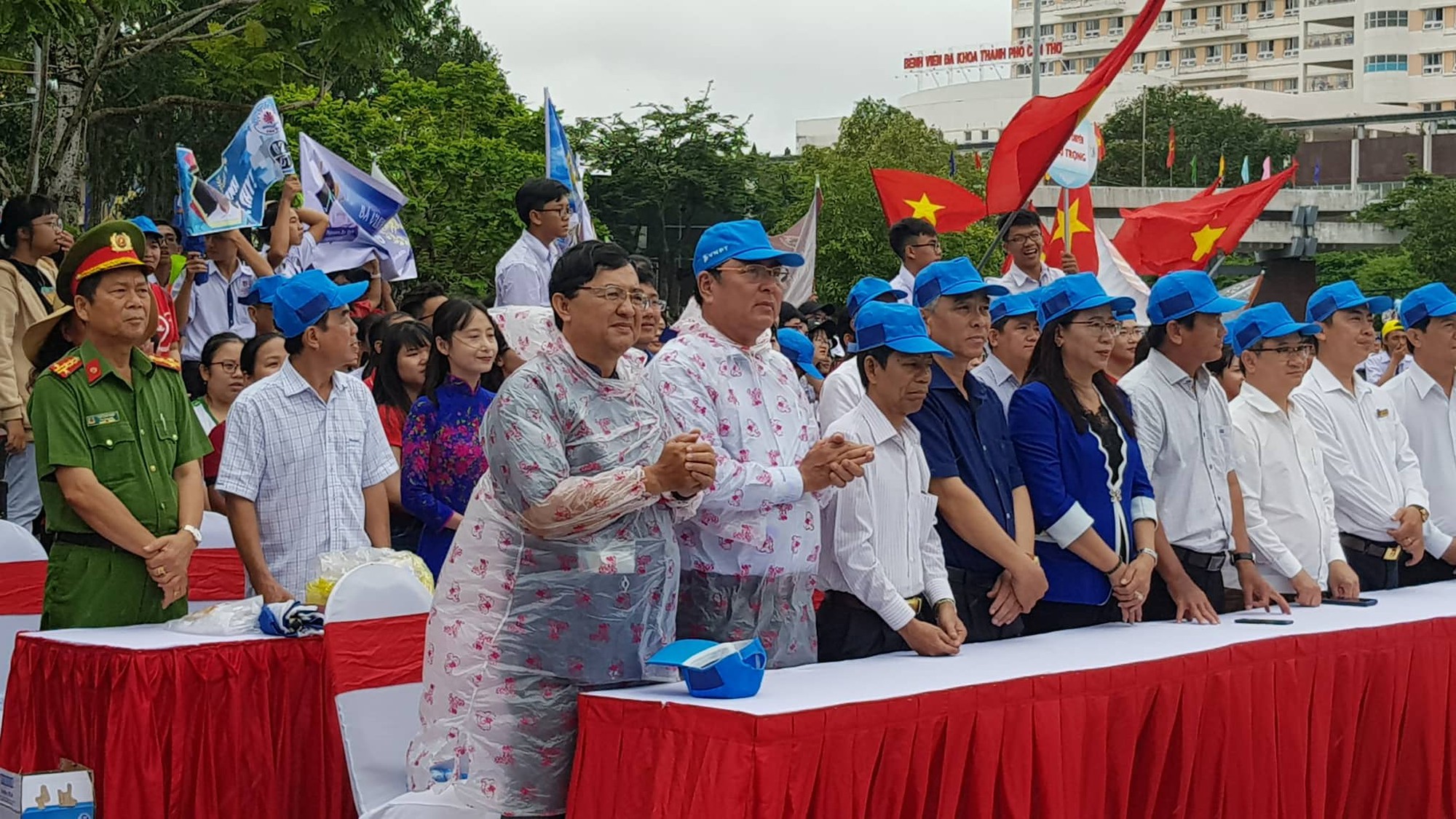Giới trẻ Cần Thơ đội mưa cổ vũ Nguyễn B&aacute; Vinh thi chung kết Đường l&ecirc;n đỉnh Olympia - Ảnh 10.