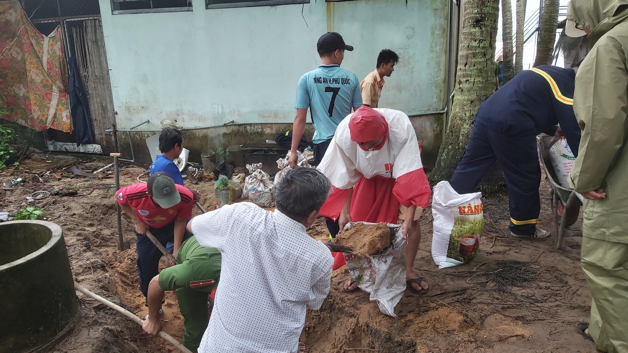 Ph&uacute; Quốc lại sạt lở, ngập s&acirc;u sau cơn mưa lớn k&eacute;o d&agrave;i - Ảnh 11.