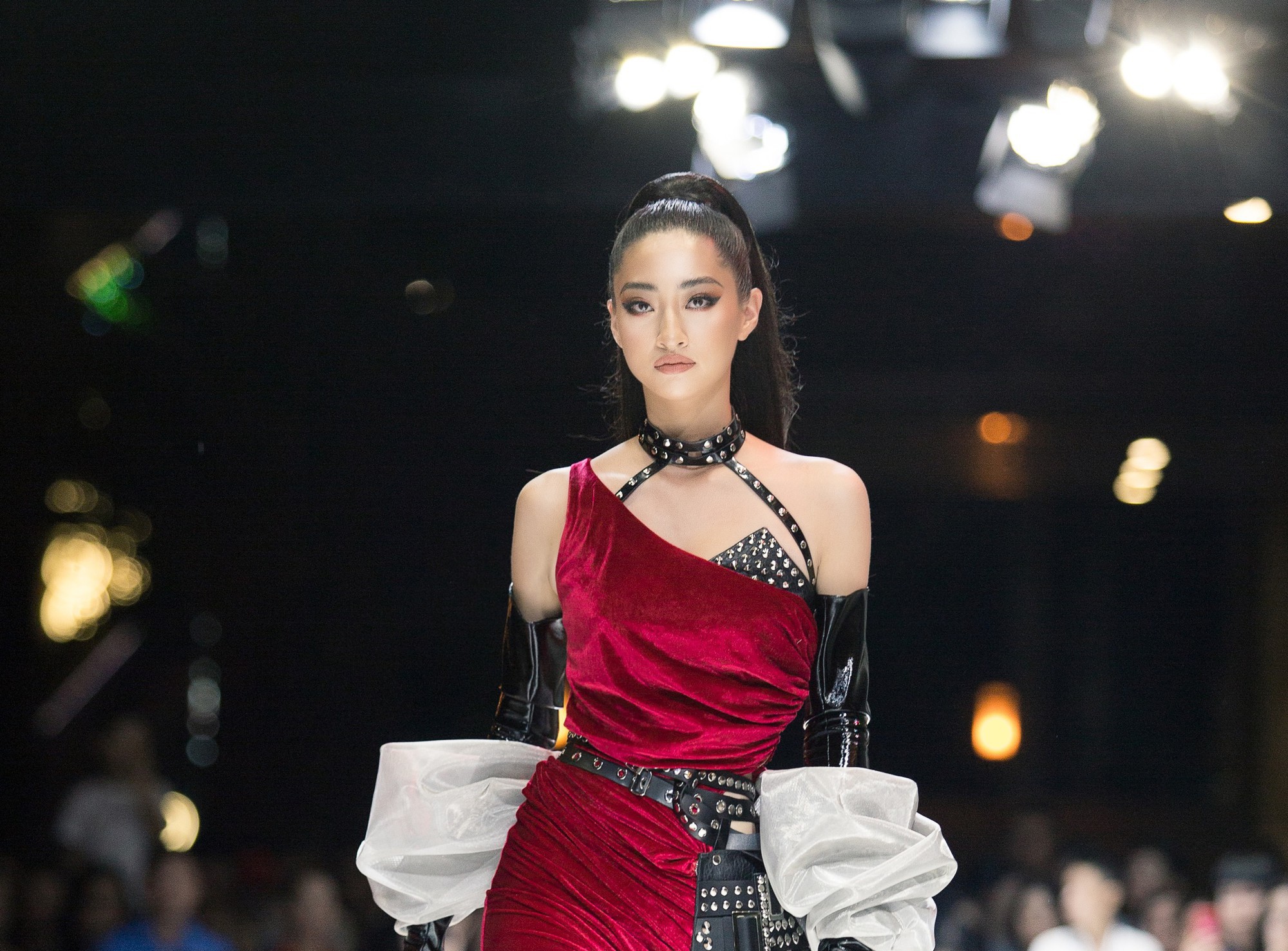 Hoa hậu Lương Thùy Linh gây bất ngờ trên sàn diễn thời trang