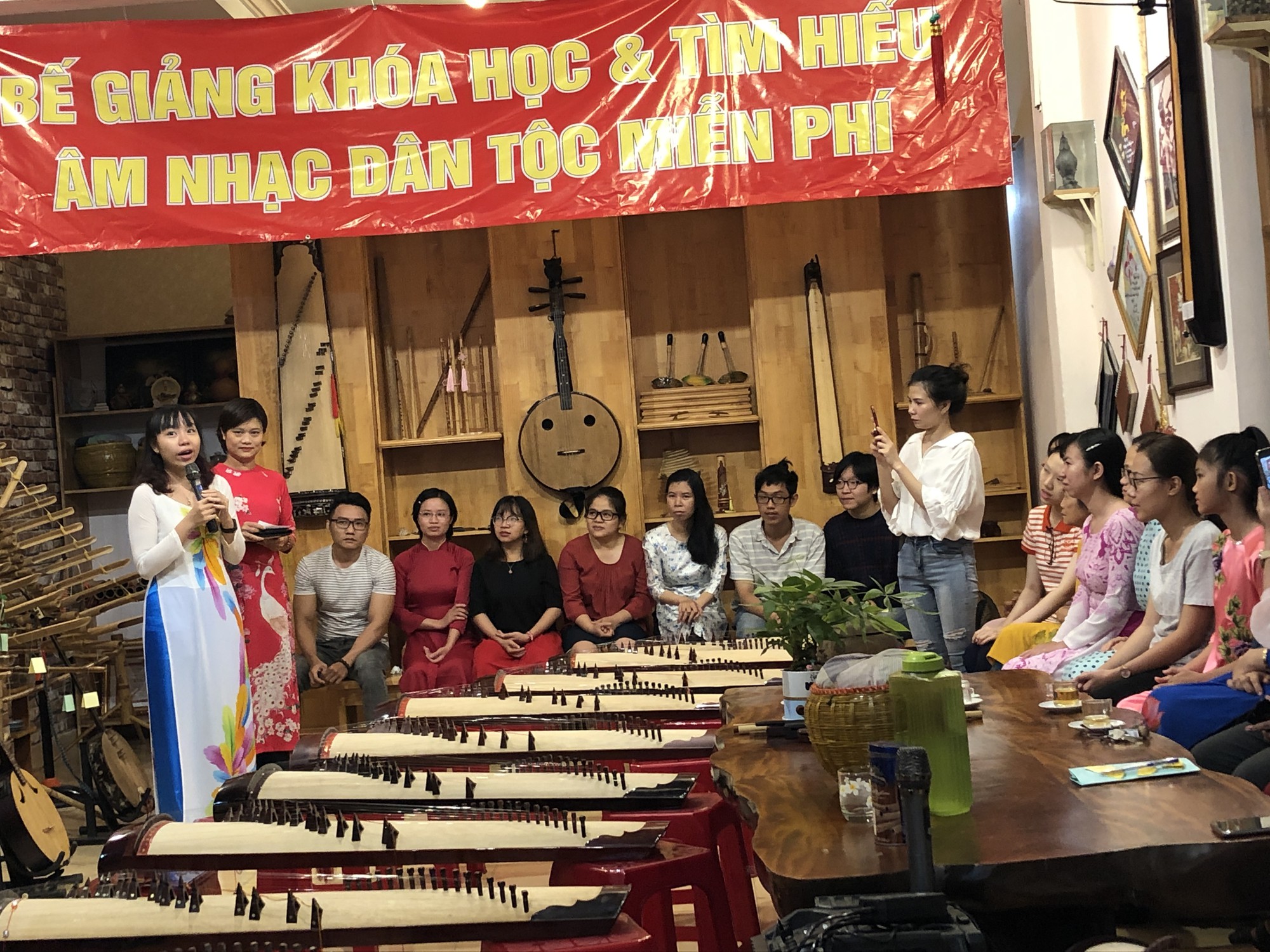 CLIP: Sau 4 buổi học, chơi được một bản nhạc dân tộc