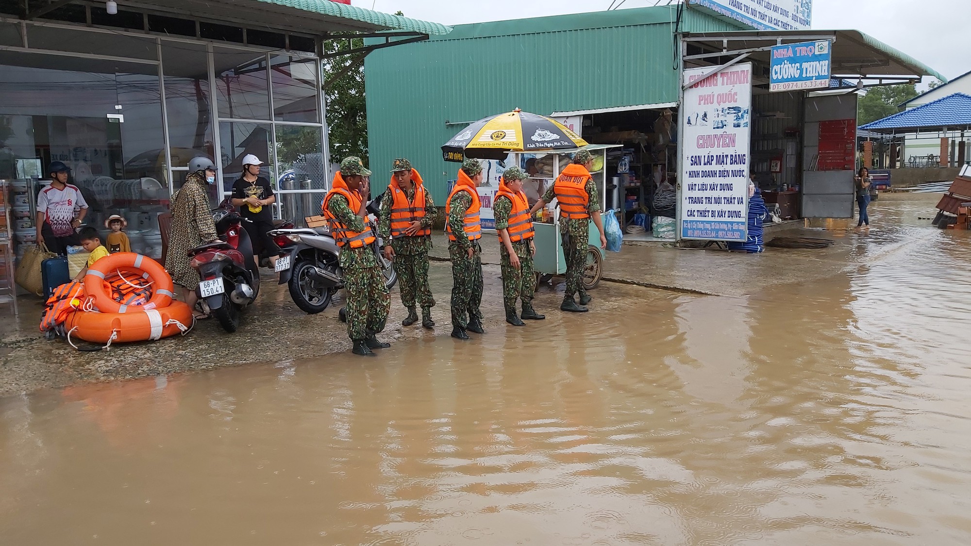 Ph&uacute; Quốc lại sạt lở, ngập s&acirc;u sau cơn mưa lớn k&eacute;o d&agrave;i - Ảnh 8.