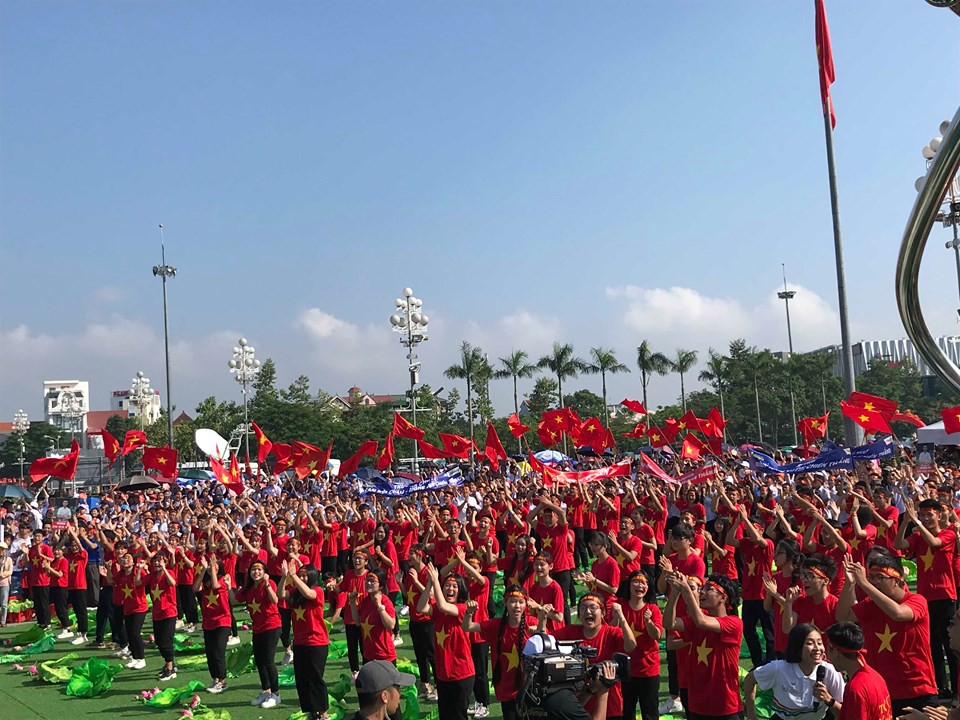 Clip: Biển người xứ Nghệ vỡ òa khi Trần Thế Trung giành vòng nguyệt quế Đường lên đỉnh Olympia 2019