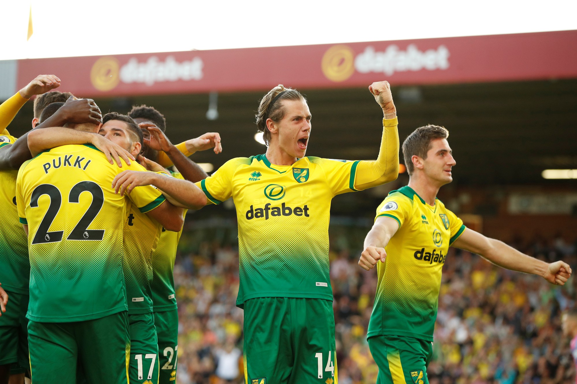 Man United thắng thót tim, Man City gục ngã trước tân binh Norwich
