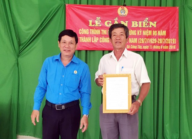 Tiền Giang: Gắn biển công trình kỷ niệm 90 năm Công đoàn Việt Nam
