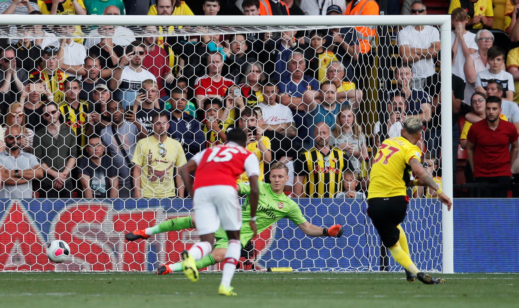 Ngỡ ng&agrave;ng h&agrave;ng thủ, Arsenal nhận quả đắng tại Vicarage Road - Ảnh 7.