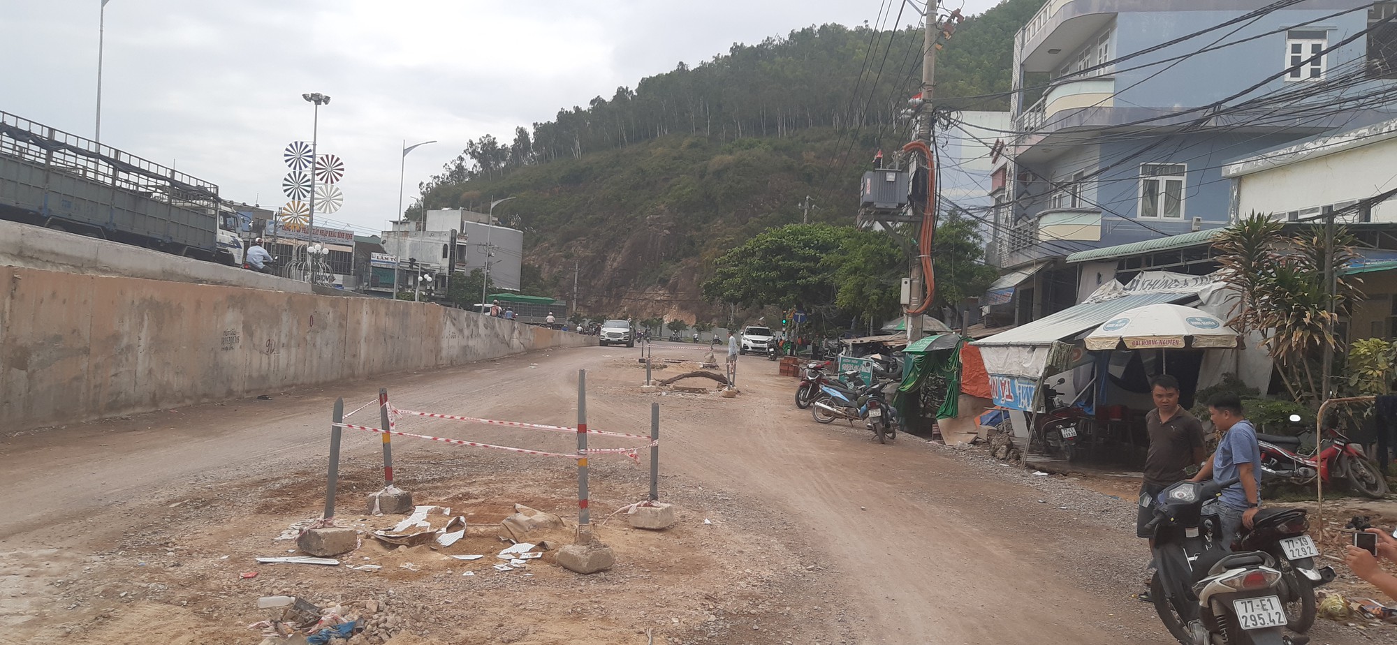 Bé 4 tuổi rơi xuống miệng cống công trình, bị nước cuốn trôi hơn 100 mét