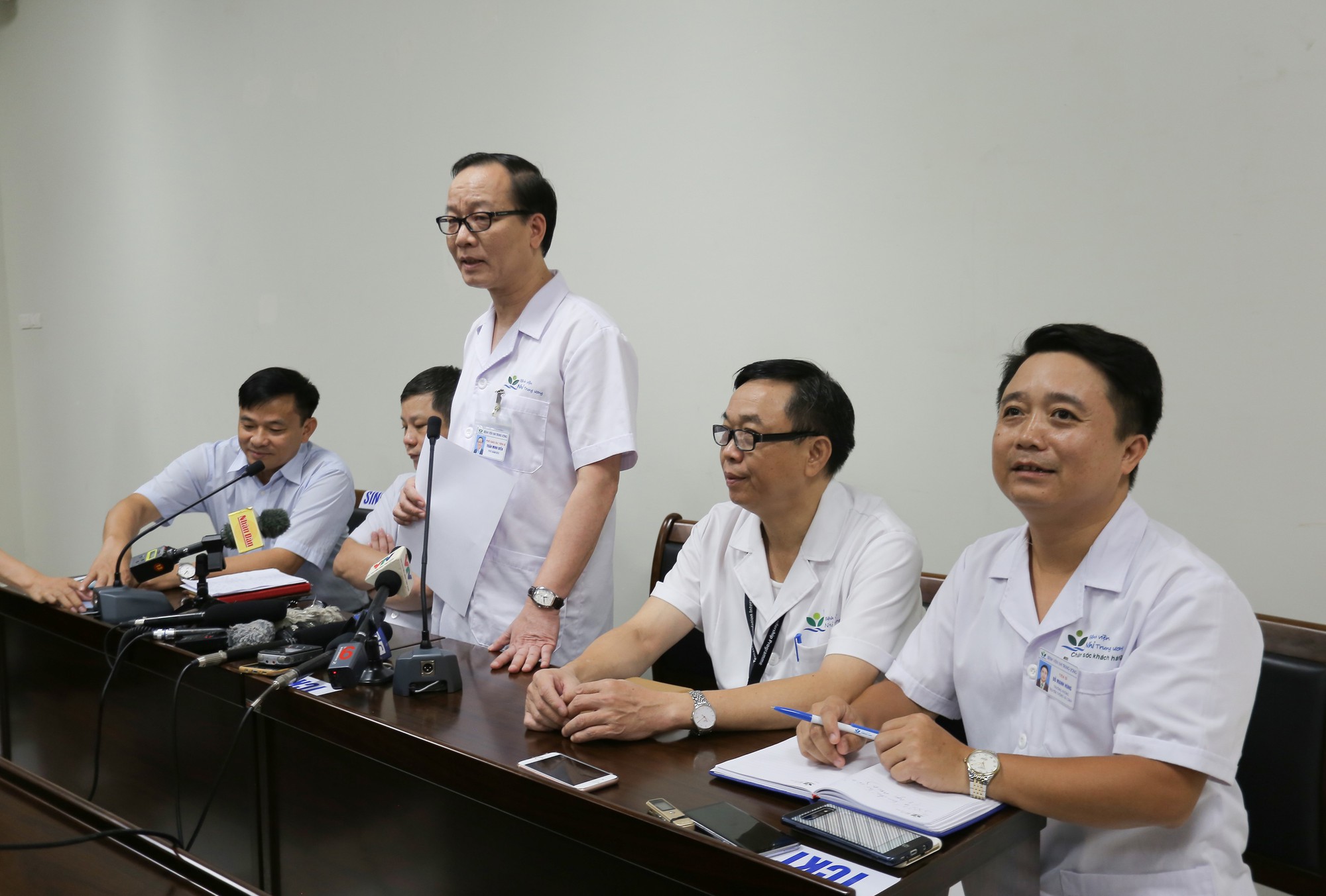 Vụ b&eacute; trai 3 tuổi bị bỏ qu&ecirc;n tr&ecirc;n xe đưa đ&oacute;n: Trẻ nhập viện trong t&igrave;nh trạng h&ocirc;n m&ecirc; - Ảnh 2.