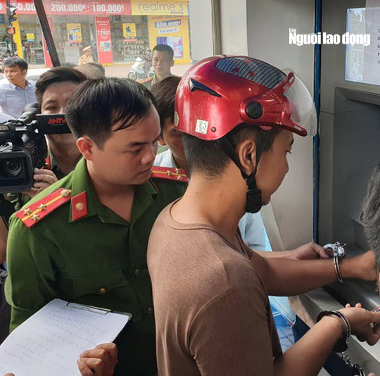 [Clip] Nh&oacute;m người Trung Quốc gắn thiết bị điện tử v&agrave;o m&aacute;y ATM đ&aacute;nh cắp mật khẩu, r&uacute;t tiền - Ảnh 1.