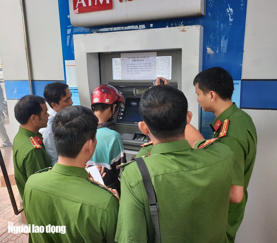 [Clip] Nh&oacute;m người Trung Quốc gắn thiết bị điện tử v&agrave;o m&aacute;y ATM đ&aacute;nh cắp mật khẩu, r&uacute;t tiền - Ảnh 2.