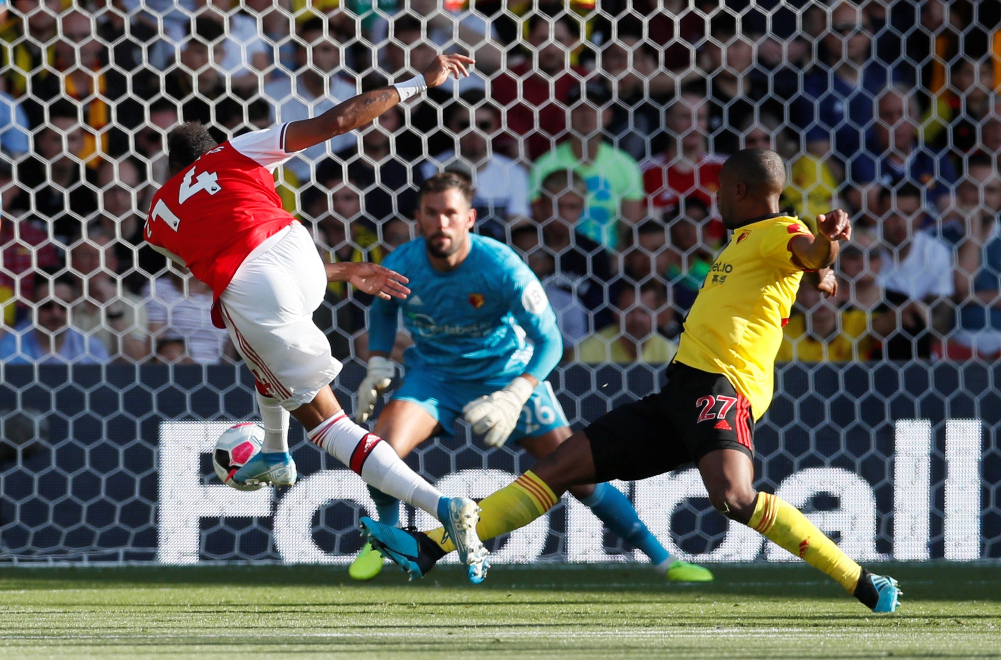 Ngỡ ng&agrave;ng h&agrave;ng thủ, Arsenal nhận quả đắng tại Vicarage Road - Ảnh 3.