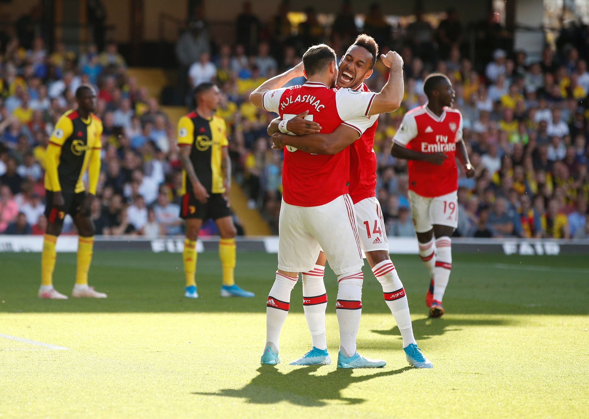 Ngỡ ng&agrave;ng h&agrave;ng thủ, Arsenal nhận quả đắng tại Vicarage Road - Ảnh 4.