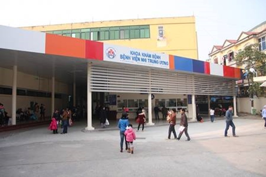 Sức khoẻ bé trai 3 tuổi bị bỏ quên 7 giờ trên xe đưa đón của trường mầm non hiện ra sao?
