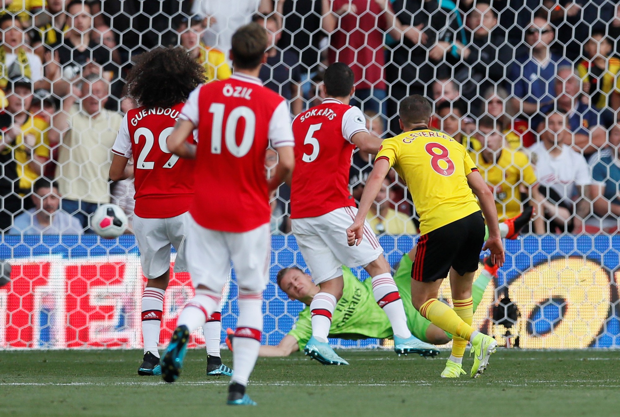 Ngỡ ng&agrave;ng h&agrave;ng thủ, Arsenal nhận quả đắng tại Vicarage Road - Ảnh 5.