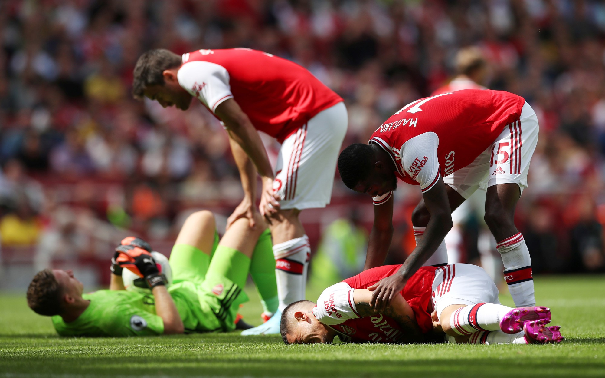 Ngỡ ng&agrave;ng h&agrave;ng thủ, Arsenal nhận quả đắng tại Vicarage Road - Ảnh 2.