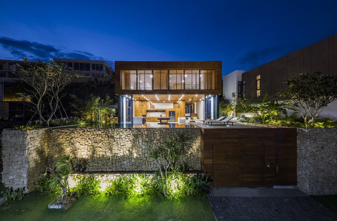 Nhà gỗ kính trác tuyệt hướng trọn ra biển Nha Trang, nhìn mê liền