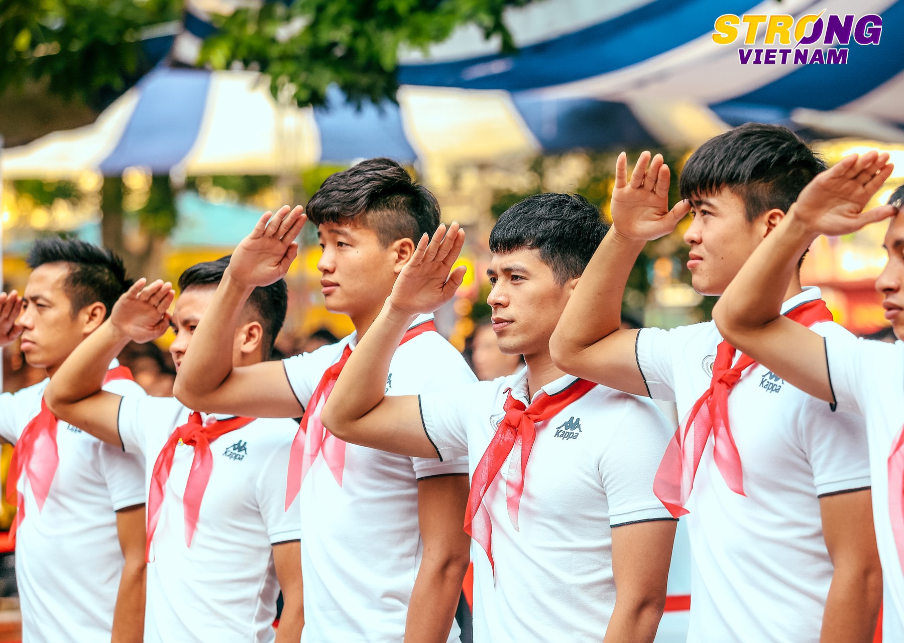 Đ&igrave;nh Trọng, Quang Hải ch&agrave;o cờ đầu tuần với học sinh trường THCS Nguyễn Trường Tộ - Ảnh 1.