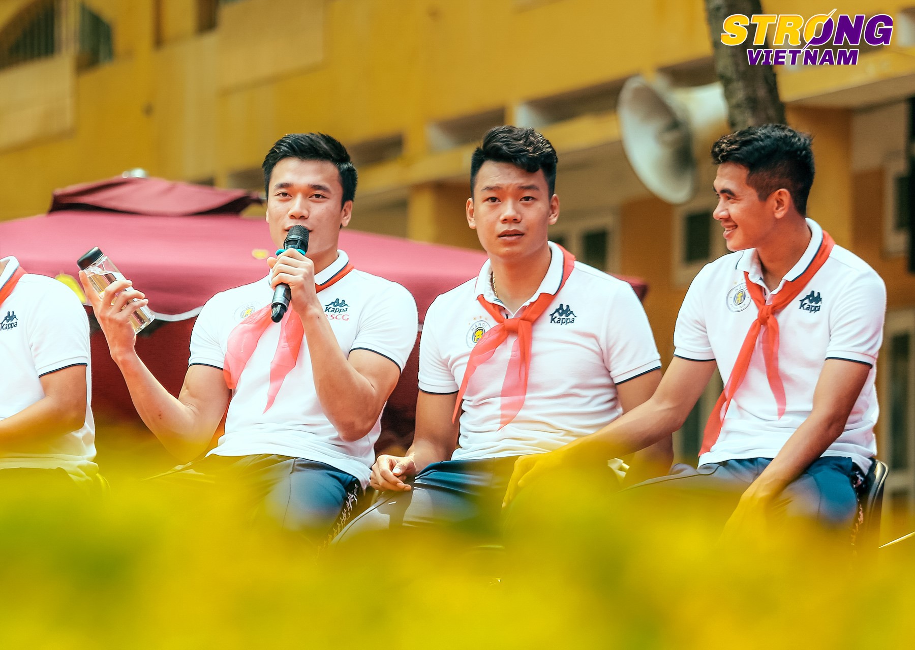 Đ&igrave;nh Trọng, Quang Hải ch&agrave;o cờ đầu tuần với học sinh trường THCS Nguyễn Trường Tộ - Ảnh 4.