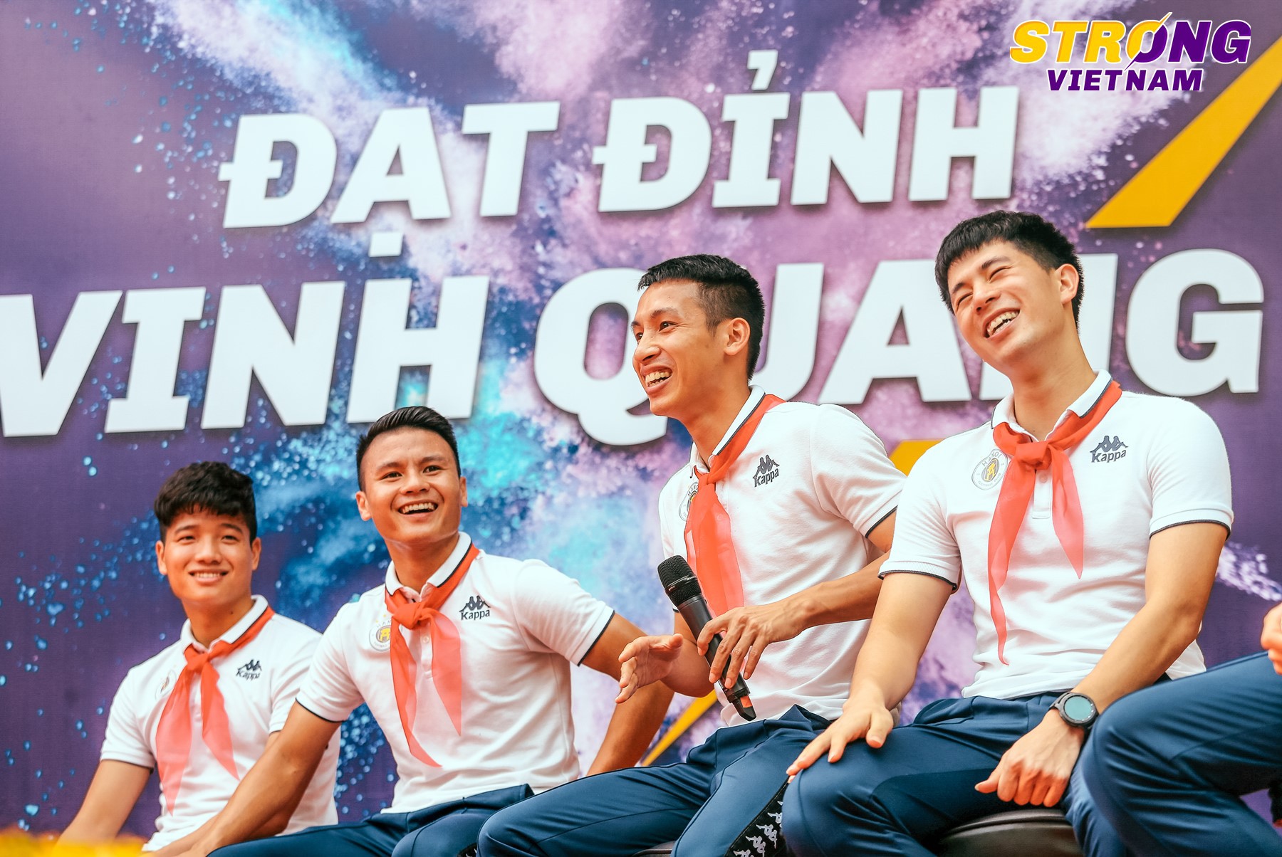 Đ&igrave;nh Trọng, Quang Hải ch&agrave;o cờ đầu tuần với học sinh trường THCS Nguyễn Trường Tộ - Ảnh 2.