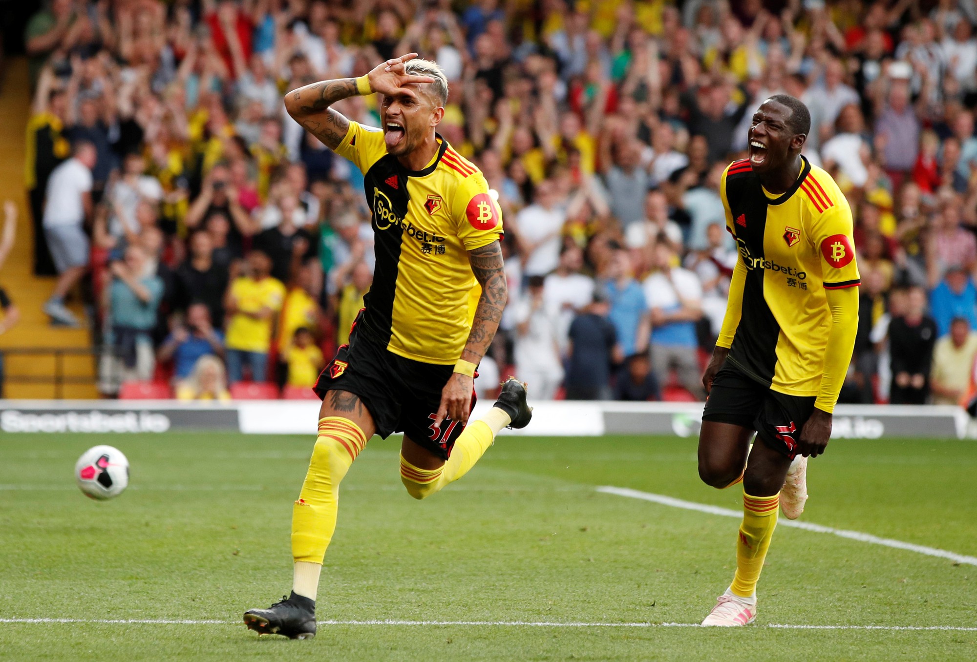 Ngỡ ng&agrave;ng h&agrave;ng thủ, Arsenal nhận quả đắng tại Vicarage Road - Ảnh 8.
