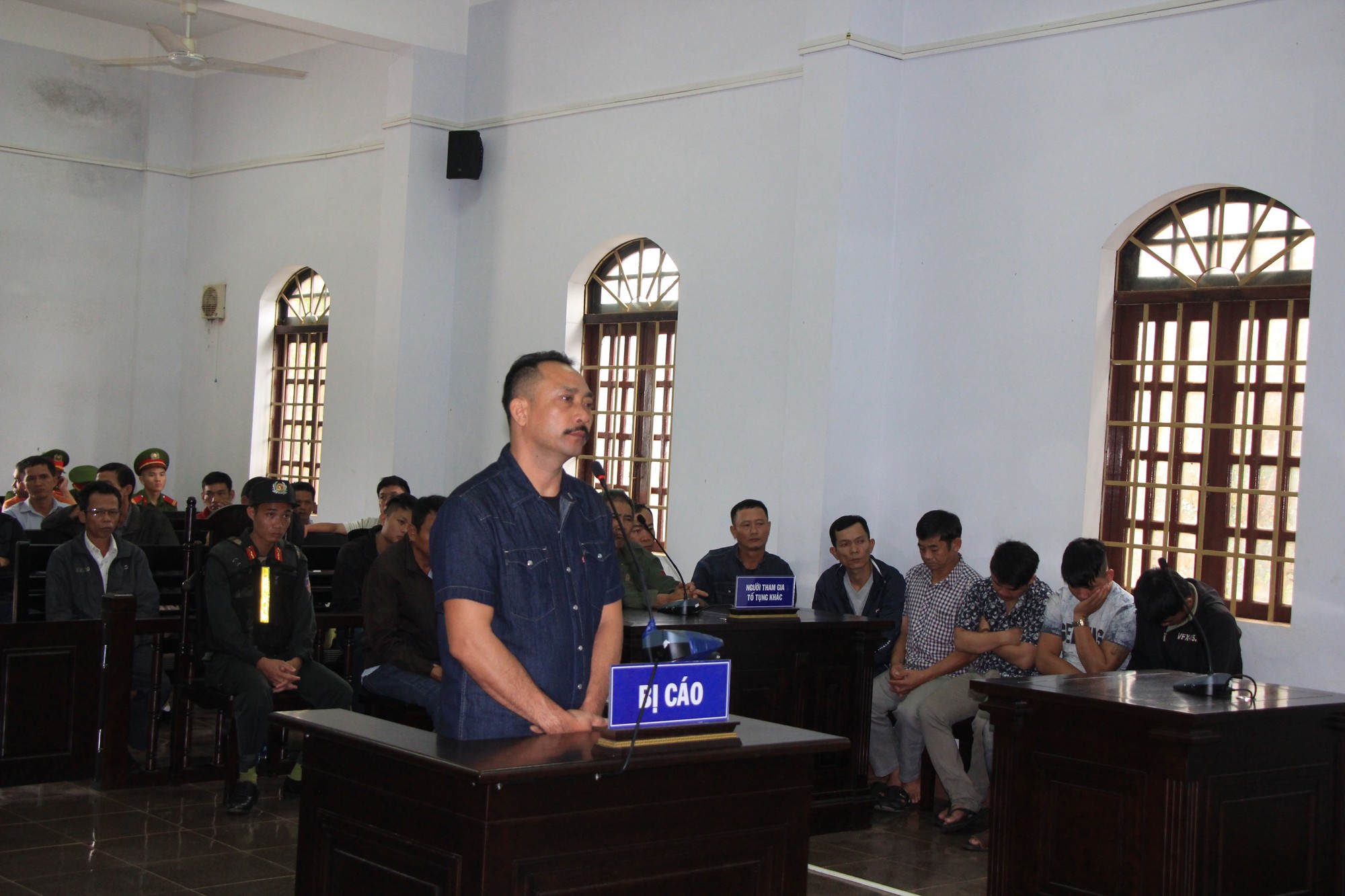 Trùm gỗ lậu Phượng "râu" cùng hàng loạt cán bộ hầu tòa