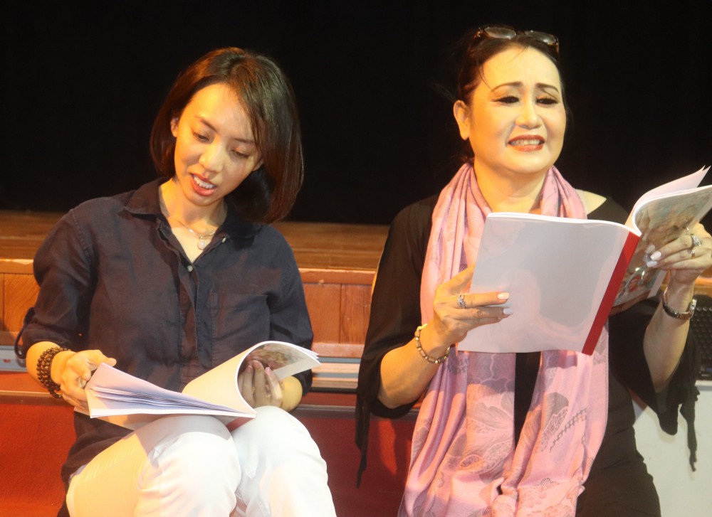 Diễn vi&ecirc;n h&agrave;i Thu Trang diễn... cải lương - Ảnh 1.