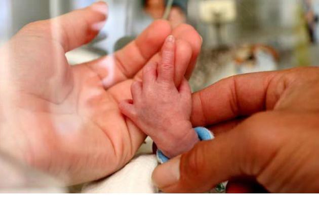 Đức điều tra vụ 3 trẻ em sinh ra với cánh tay dị dạng