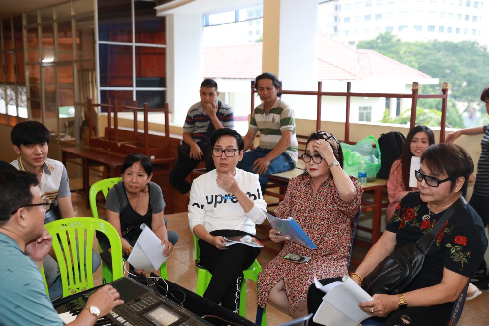 Diễn vi&ecirc;n h&agrave;i Thu Trang diễn... cải lương - Ảnh 2.