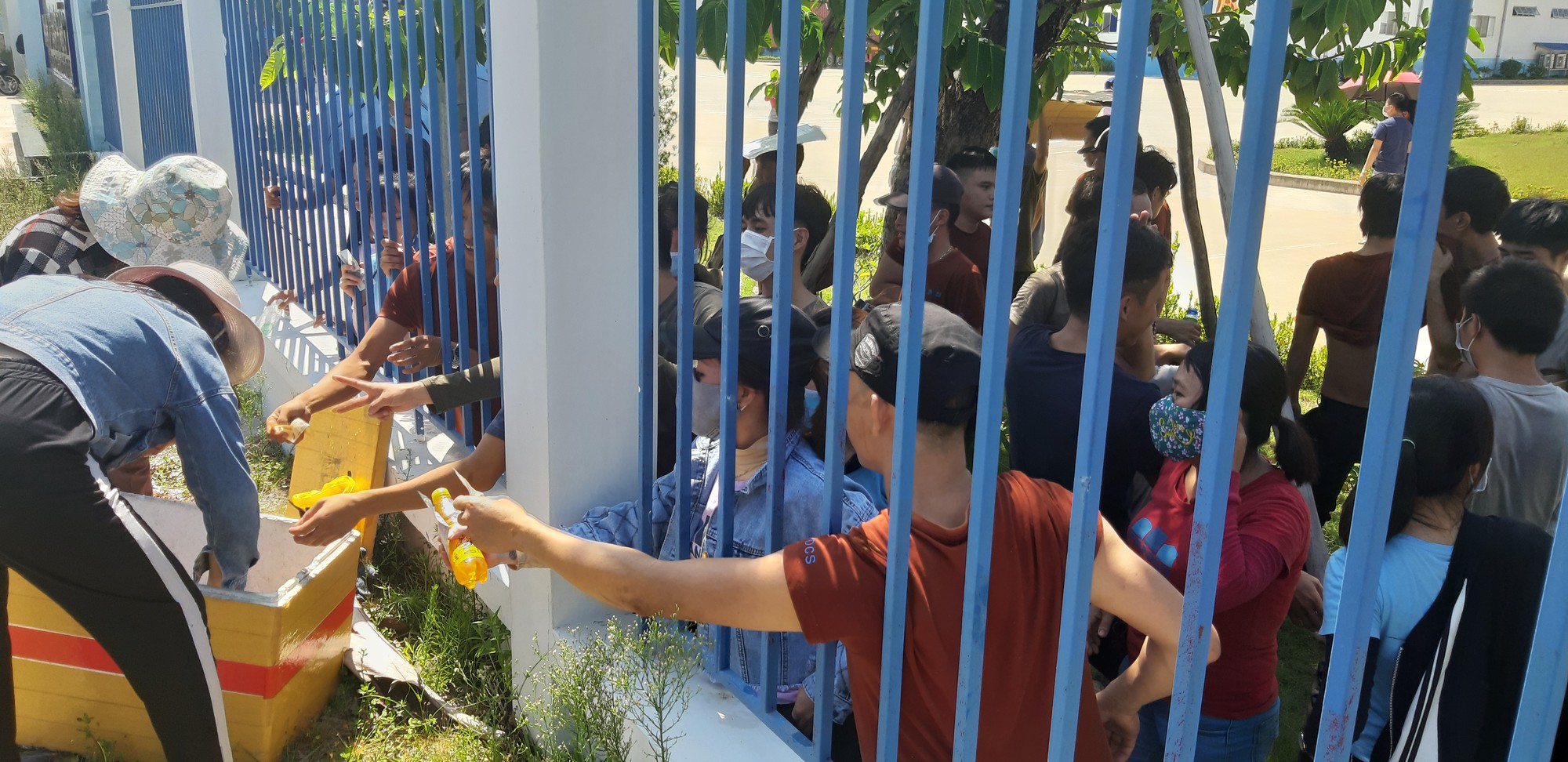 H&agrave;ng ng&agrave;n người ngưng việc v&igrave; thức ăn c&oacute; d&ograve;i: C&ocirc;ng ty nhận tr&aacute;ch nhiệm, xin lỗi c&ocirc;ng nh&acirc;n - Ảnh 3.