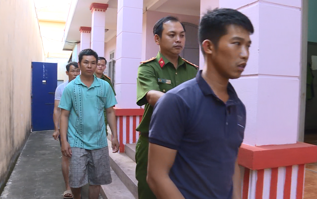 Vụ điều công an khác địa bàn đi bắt gỗ lậu: VKSND yêu cầu chuyển vụ án lên tỉnh - Ảnh 2.