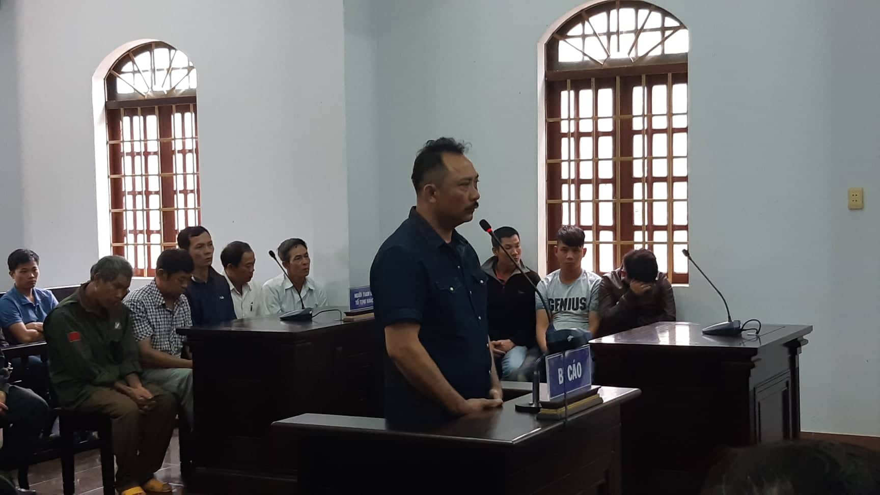Phiên tòa xử trùm gỗ lậu Phượng râu tạm dừng vì 1 giám đốc bất ngờ nhập viện - Ảnh 3.