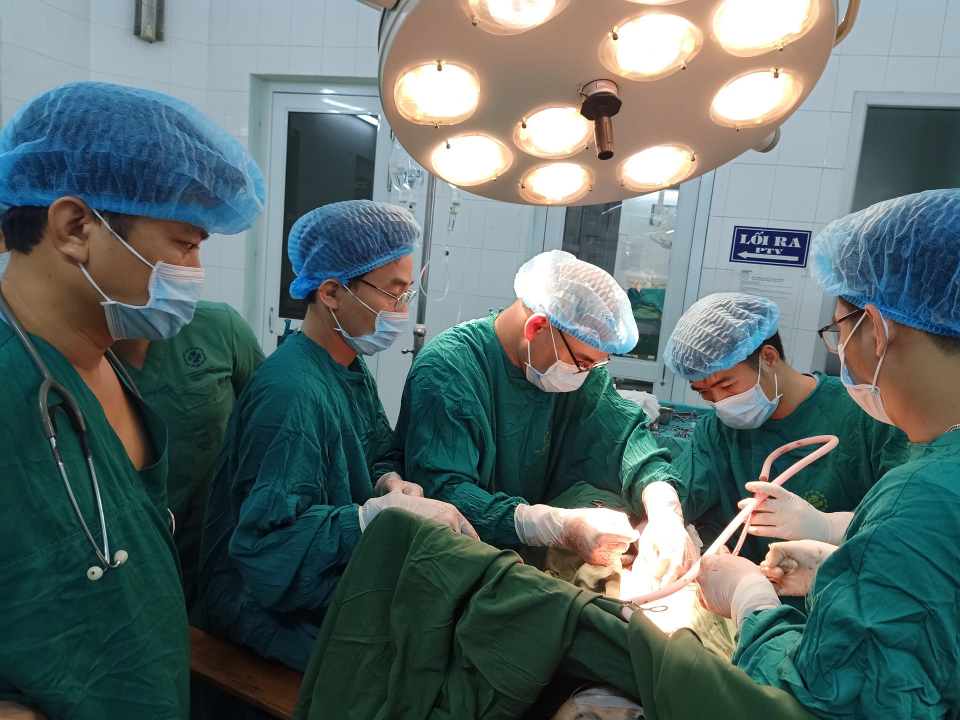 Mâu thuẫn, chồng cầm dao đâm thấu ngực vợ trẻ - Ảnh 1.