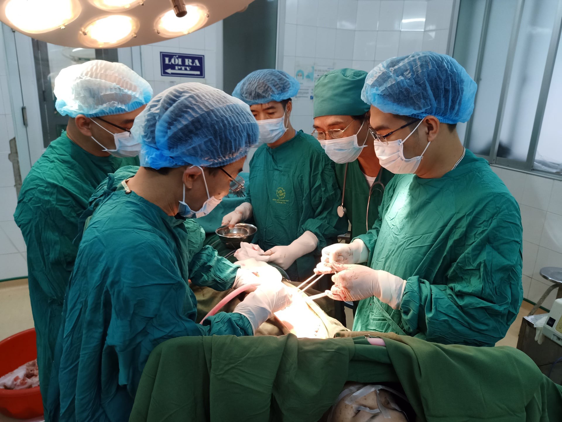 Chồng cầm dao đâm thấu ngực vợ trẻ tại nhà mẹ vợ