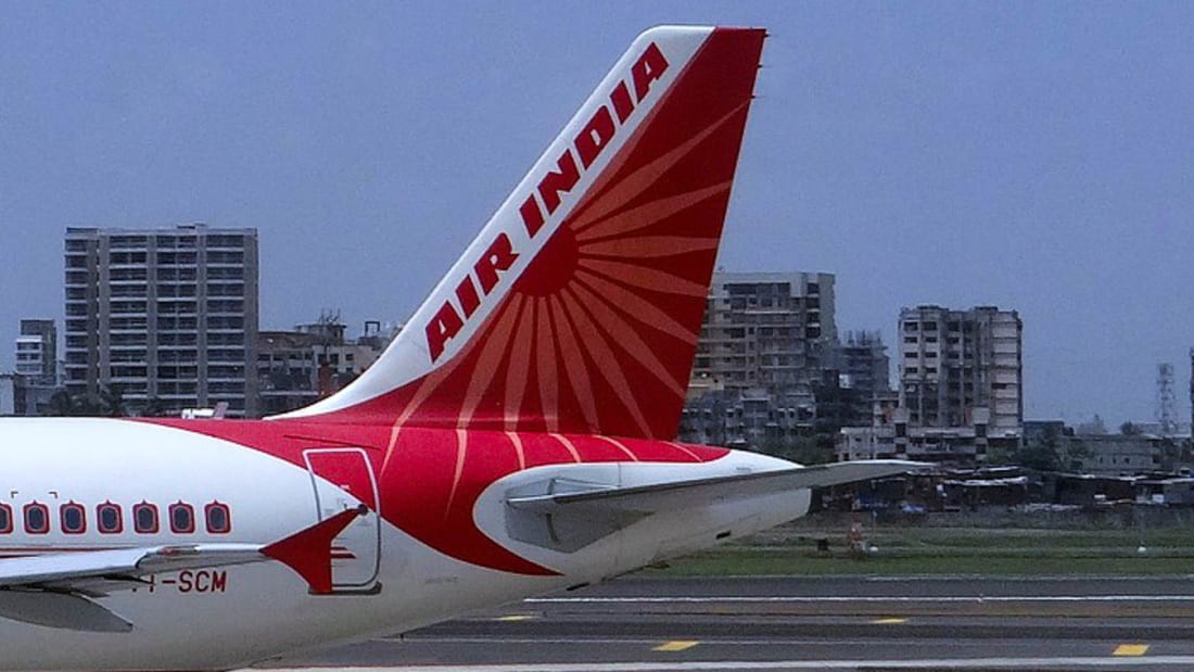 Vòi rồng diệt hàng ngàn con ong cho máy bay Air India cất cánh