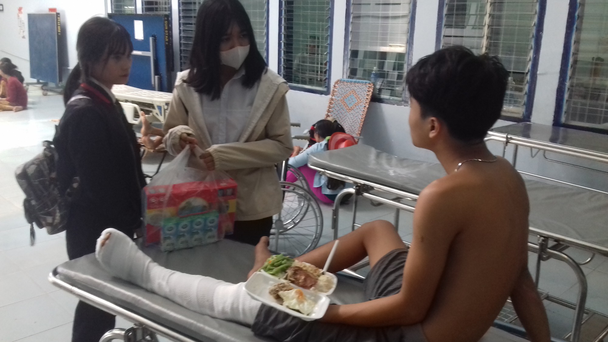 Truy bắt nhóm đối tượng chém 1 học sinh đứt chân khi học về