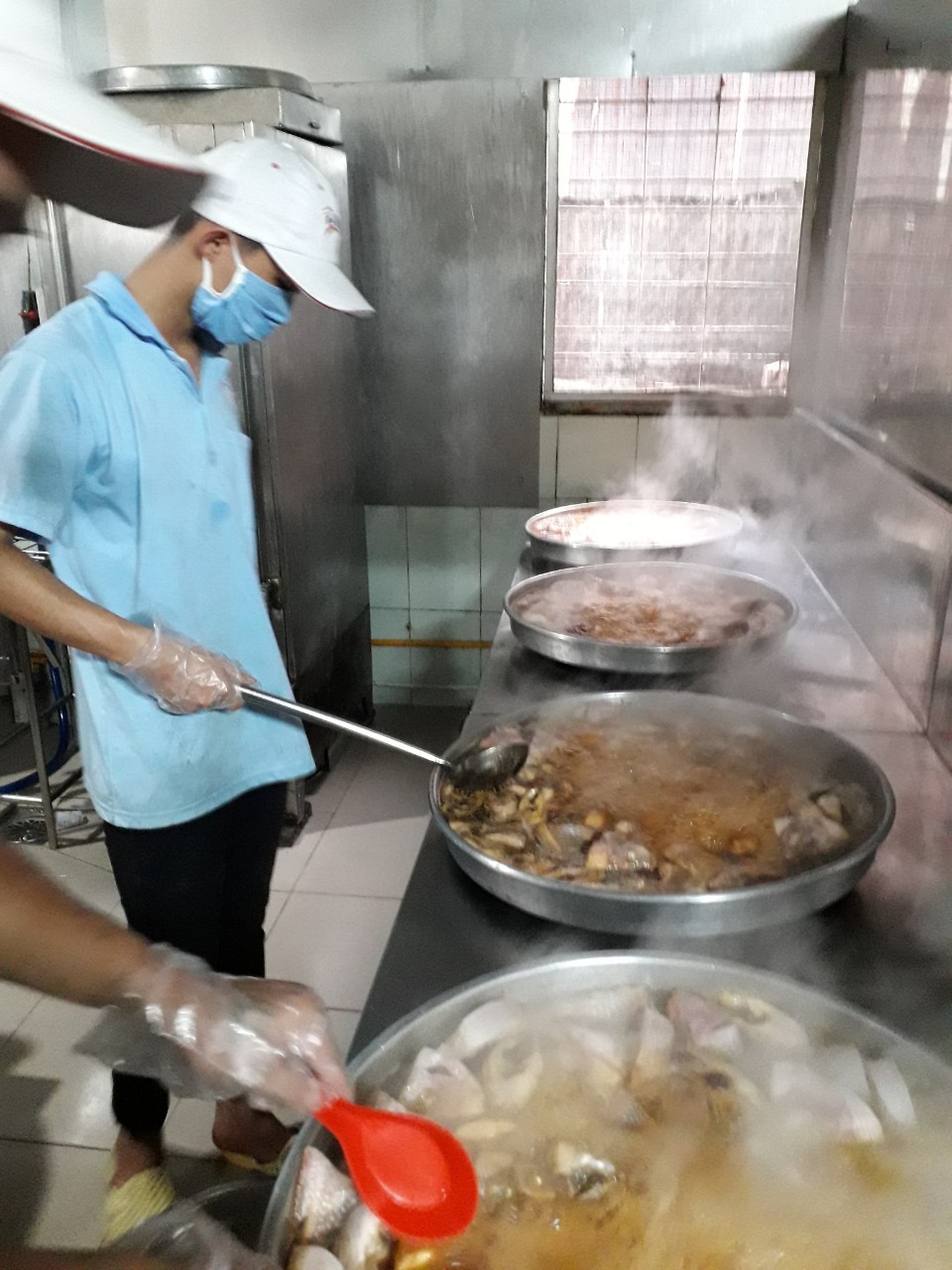"Mục sở thị" nơi suất ra bữa ăn cho hàng vạn học sinh, công nhân