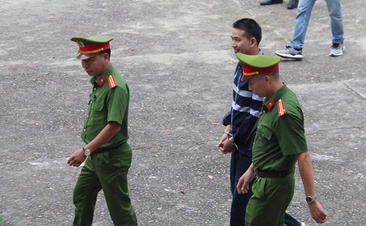 Bị tuyên án 2 năm tù, Trần Đình Sang nở nụ cười lúc rời tòa về trại giam