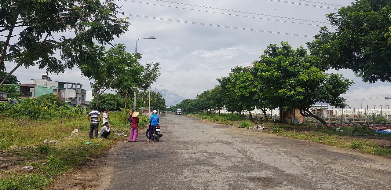 Ph&aacute;t hiện thi thể nam thanh ni&ecirc;n trong tư thế treo cổ b&ecirc;n đường - Ảnh 2.