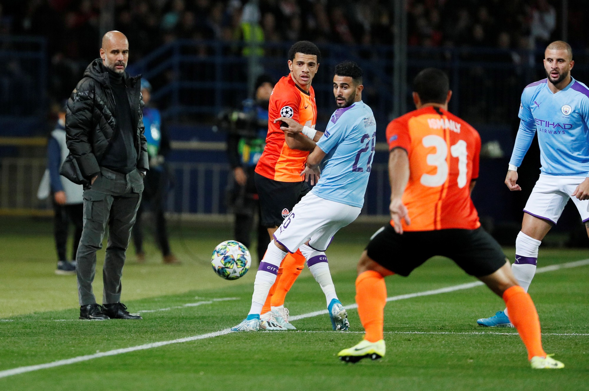 HLV Guardiola: Fernandinho chơi trung vệ quá xuất sắc - Ảnh 1.