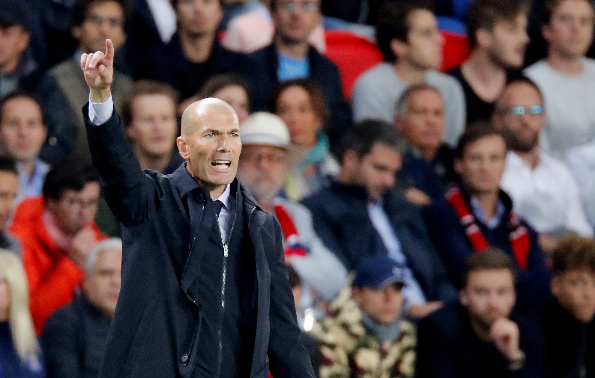 HLV Zidane bất ngờ với sự yếu k&eacute;m ở h&agrave;ng c&ocirc;ng Real Madrid - Ảnh 7.